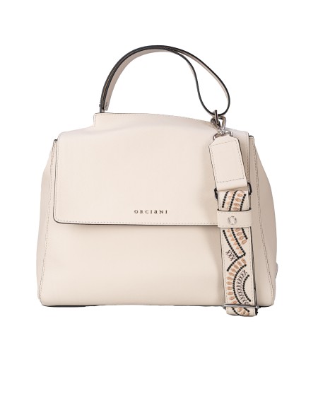 Shop ORCIANI  Borsa: Orciani borsa Sveva Madlen media, in pelle, con tracolla.
Tasche: tre interne, di cui una con zip.
Chiusura: patta con bottone magnetico.
Manico allungabile.
Tracolla ricamata, rimovibile e regolabile.
Tracolla di servizio regolabile.
Finitura palladio.
Profili neri a contrasto.
Dimensioni: Larghezza: 32 cm, Altezza: 24 cm, Profondità: 15 cm.
Composizione: 100% pelle.
Made in Italy.. BT2006 MDL-LATTE